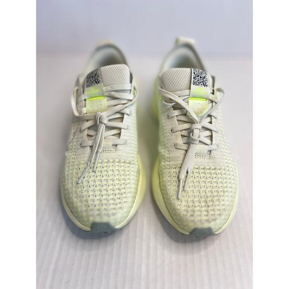 Nike Interact Run sneakers Womens pale green colorway Size 8.5 - Picture 11 of 13